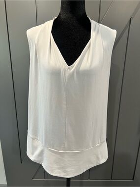 Liz Claiborne White V-Neck Sleeveless Camisole